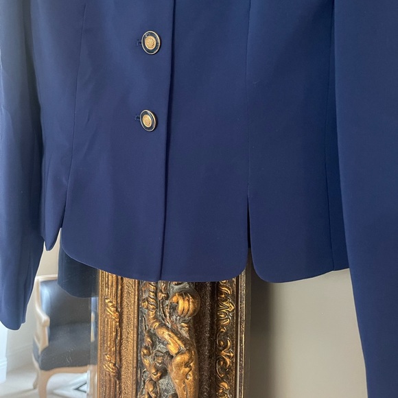 ✨Beautiful, CLASSIC Navy Cropped Blazer Jacket Gold Regal Buttons Size 2 Petite - Picture 3 of 5